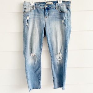 Torrid Mid Rise distressed Size 14 jeans cropped